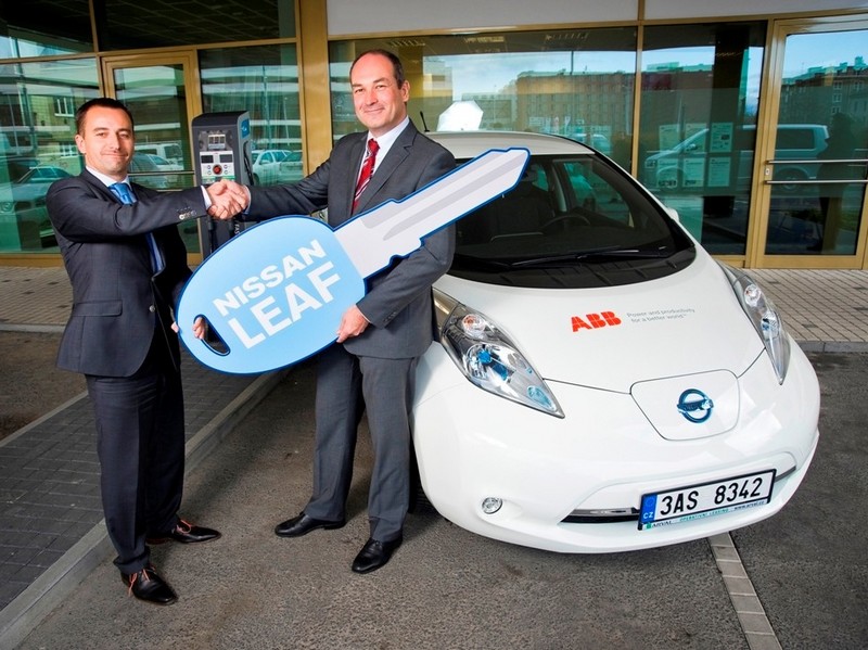 Nissan předal první Leaf